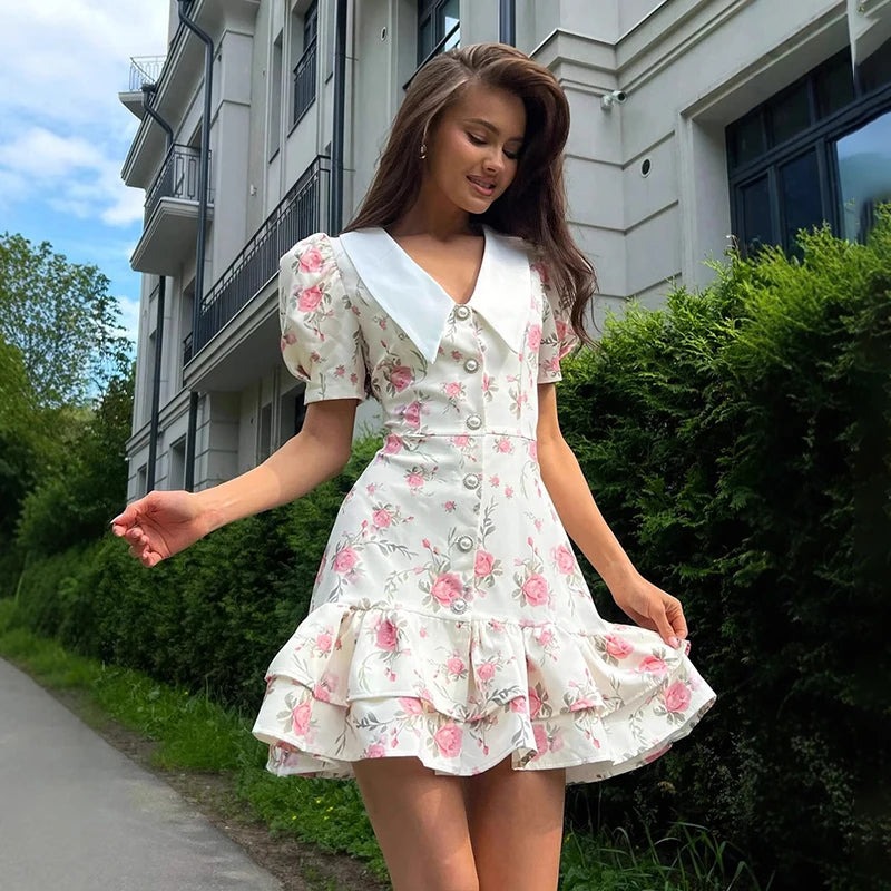 Mia – V-Ausschnitt Kleid mit Rüschen und Puffärmeln