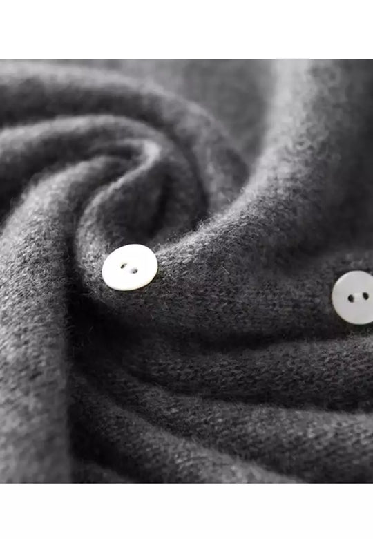 Sweter Juul - Stylowy kardigan z asymetrycznym wzorem guzików