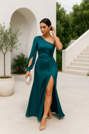 Celina – Ein schulterfreies asymmetrisches Kleid mit seitlichem Schlitz