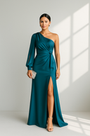 Celina – Ein schulterfreies asymmetrisches Kleid mit seitlichem Schlitz