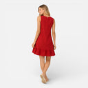 Dames lichte zomerjurk zonder mouwen met ruches aan de zoom en A-lijn model