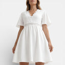 Barclay & Bloom | Damen Weißes Spitzenkleid V-Ausschnitt Leichtes Sommer Mini-Kleid