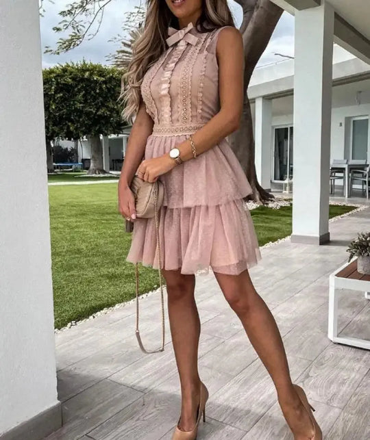 Nadia – Sukienka mini bez rękawów z falbanami