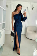 Celina – Ein schulterfreies asymmetrisches Kleid mit seitlichem Schlitz